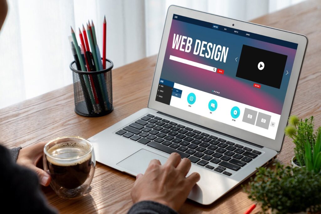 un ordinateur portable affichant Web design.
